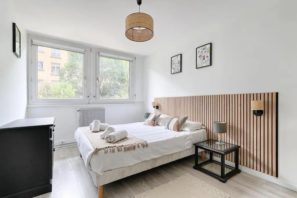 Beaugrenelle Tour Eiffel II Cosy Apartment 2Br contacts